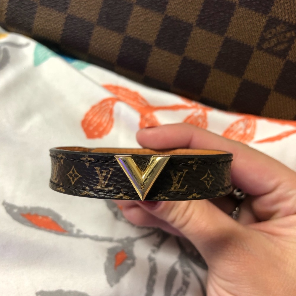 Louis Vuitton Essential V Leather Bracelet Size 17